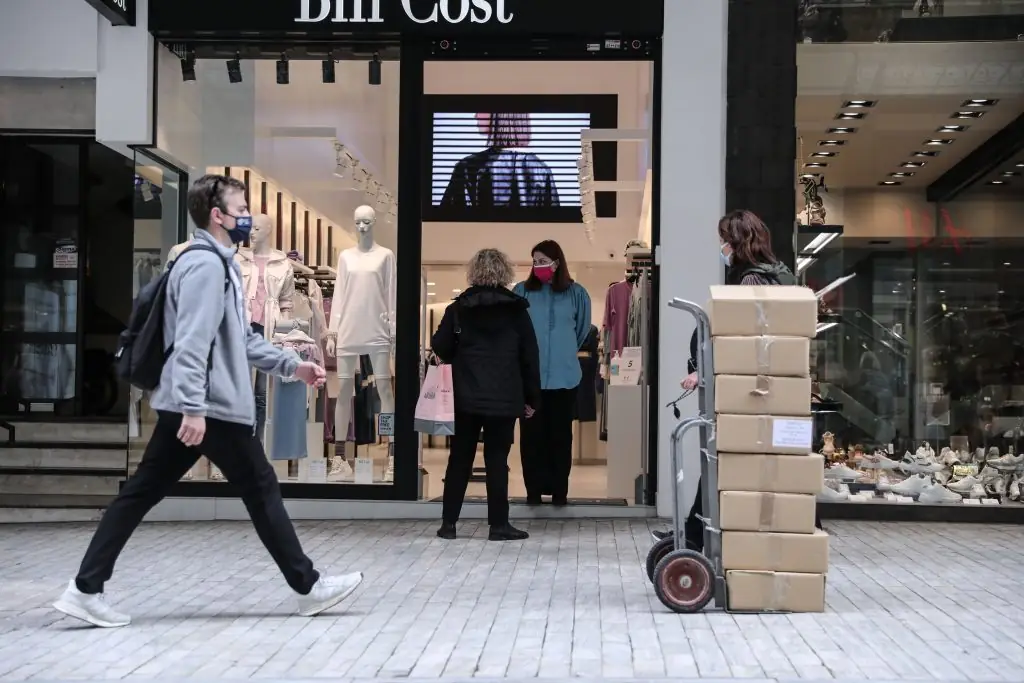 Τι αλλάζει από σήμερα στα μαγαζιά – Τι θα γίνει με σούπερ μάρκετ και self test