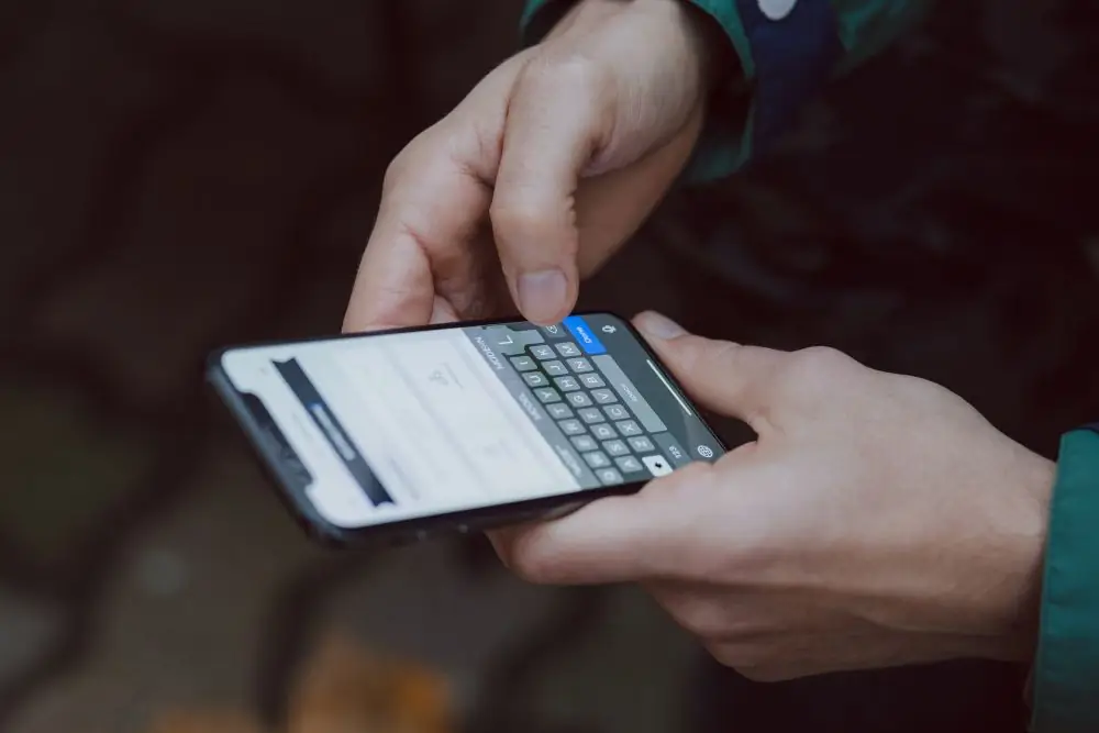 Αλλάζουν τα πάντα στα κινητά: «Χαστούκι» σε Cosmote, Vodafone και Wind
