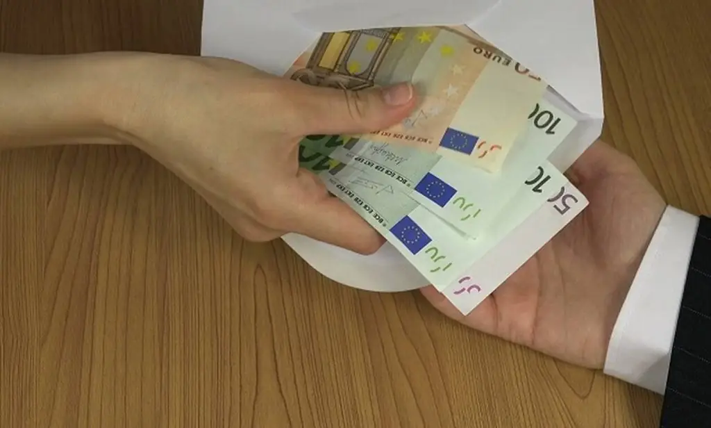 Το κόλπο του εφοριακού: Πώς μπορείτε να χάσετε χιλιάδες ευρώ