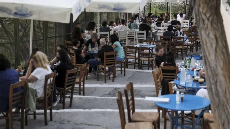 Nέα μέτρα: Δείτε όλες τις αλλαγές σε καφέ, μπαρ, εστιατόρια και νησιά