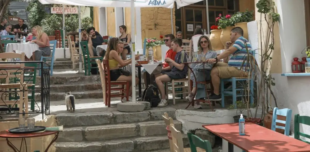 Έκτακτη ανακοίνωση: Μόνο αυτοί θα μπαίνουν πλέον σε καφέ, μπαρ, εστιατόρια