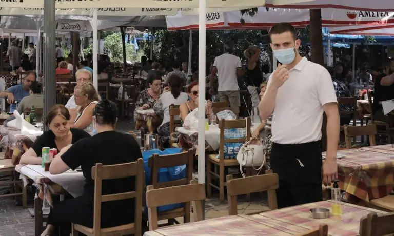 Τέλος οι καφετέριες, τα μπαρ και τα εστιατόρια για όσους δεν έχουν κάνει εμβόλιο
