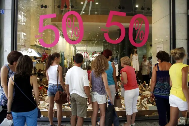 «Βόμβα»! Μόνο οι εμβολιασμένοι στα εμπορικά καταστήματα