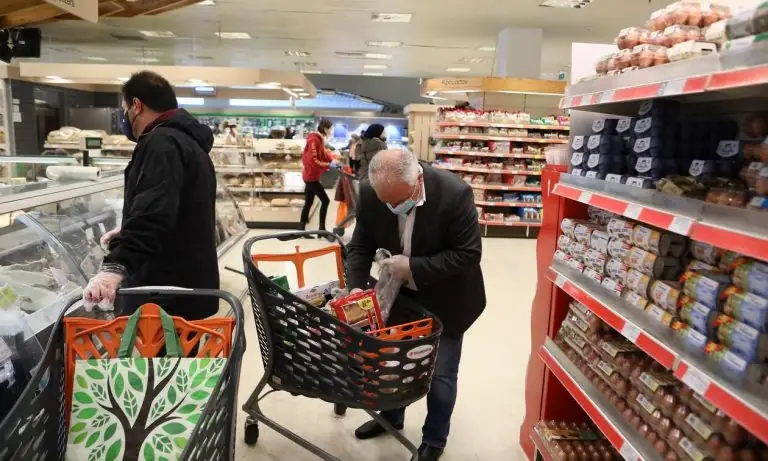 Σούπερ μάρκετ: «Έκρηξη κερδών! Δεν φαντάζεστε τι αγόρασαν περισσότερο οι Έλληνες
