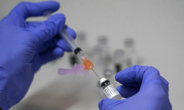 Ποιο Pfizer; Αυτό είναι το εμβόλιο που δίνει διπλάσια αντισώματα