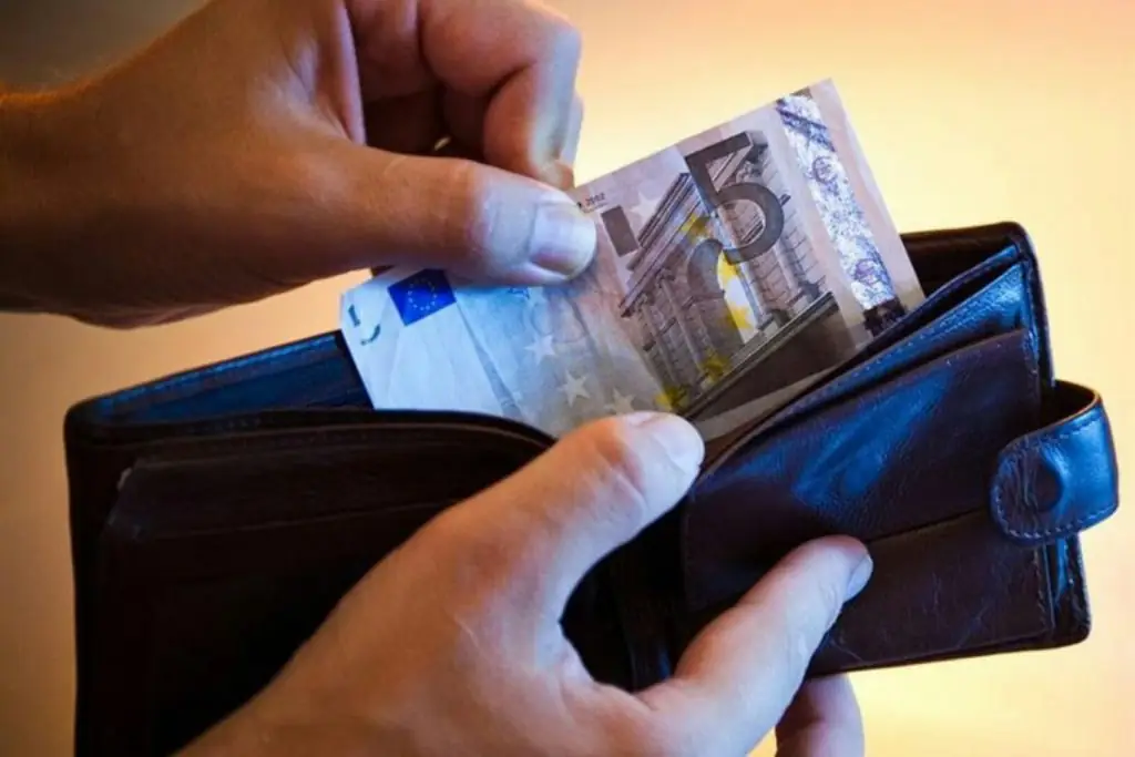 Kατώτατος μισθός 2021: Τα νέα ποσά στα επιδόματα – Ποια και πόσο αυξάνονται