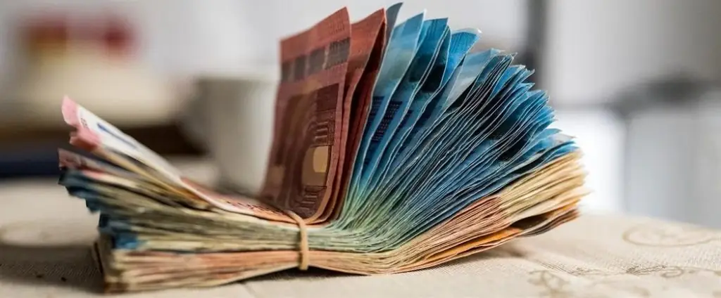 Καταργούνται τα μετρητά: Δείτε τι θα αντικαταστήσει τα κέρματα και τα χαρτονομίσματα