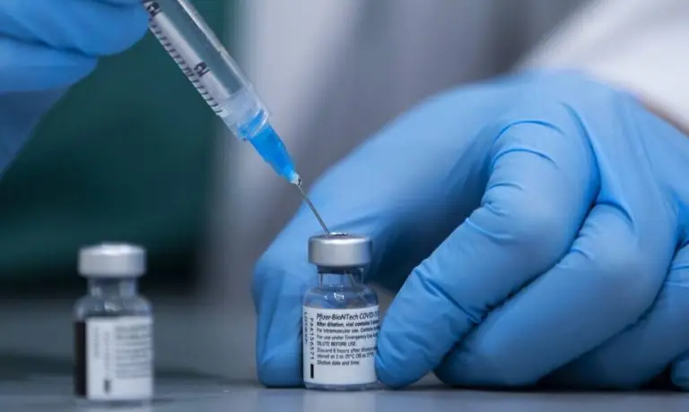 Ραγδαίες εξελίξεις για όσους έχουν κάνει το Pfizer: Έκτακτη ανακοίνωση