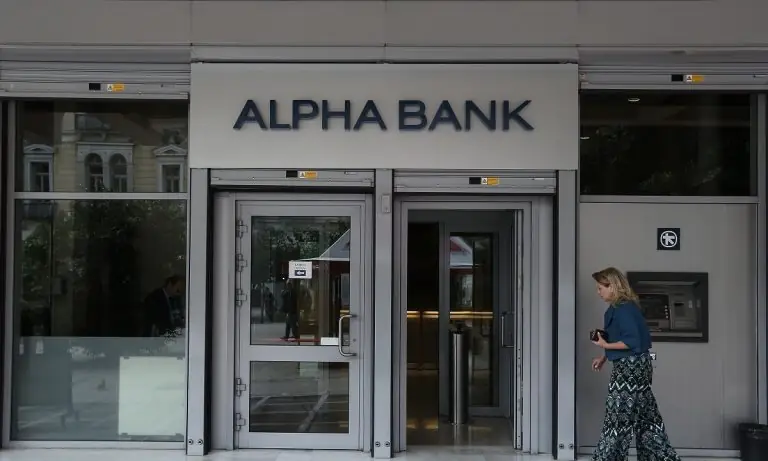 Alpha Bank: Απίστευτο! Διώχνει εκατοντάδες υπάλλήλους και τους δίνει… χρυσό!