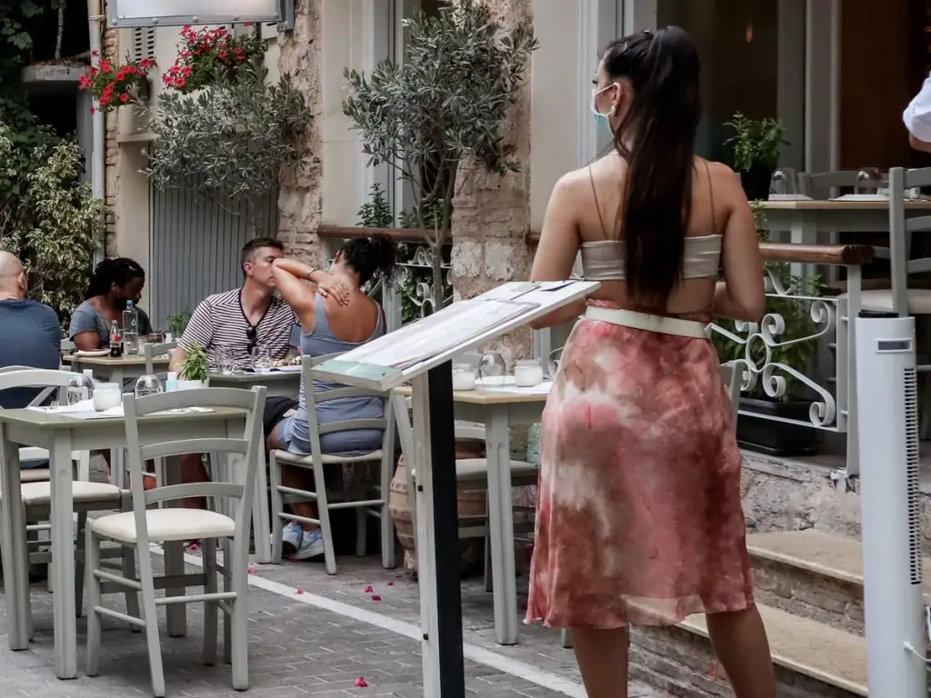 Εστίαση: Απαγόρευση εισόδου σε ανεμβολίαστα παιδιά άνω των 12 – Με self test τα μικρότερα