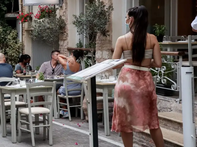 Εστίαση: Απαγόρευση εισόδου σε ανεμβολίαστα παιδιά άνω των 12 – Με self test τα μικρότερα