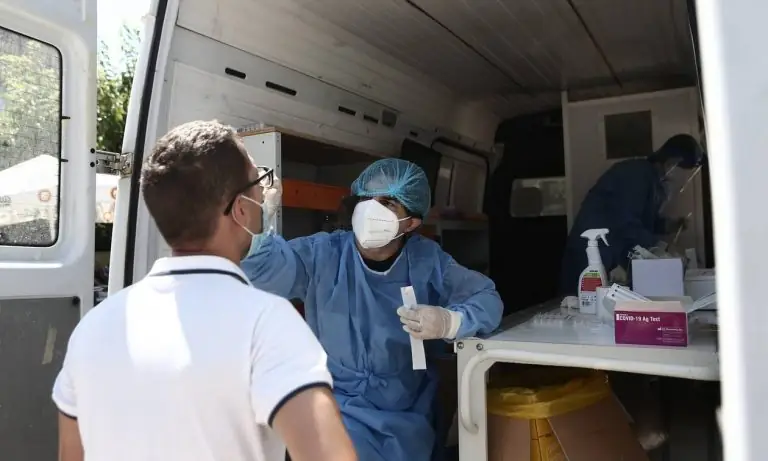 «Χαράτσι» 600 ευρώ για τους ανεμβολίαστους υπαλλήλους – Όλες οι αλλαγές για τα rapid test