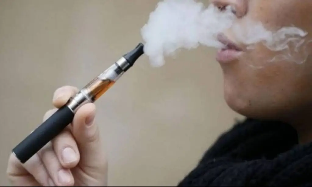 Καπνίζετε ηλεκτρονικό τσιγάρο; Σταματήστε το αμέσως, λένε οι γιατροί