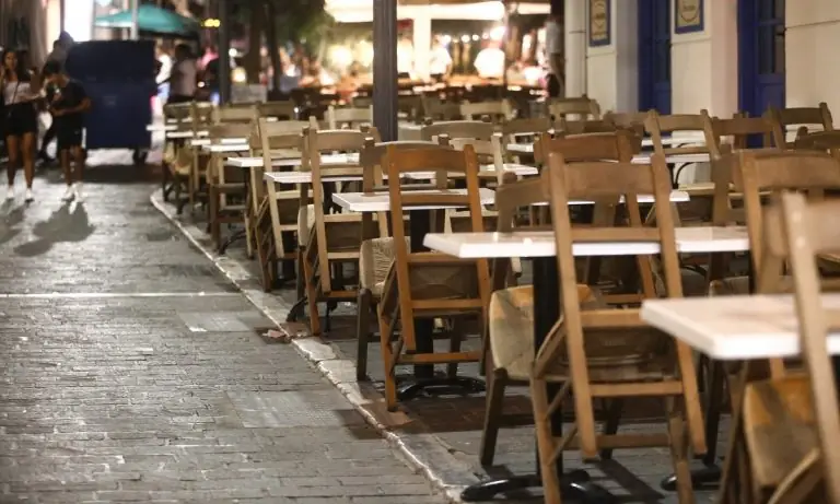 Το σχέδιο της κυβέρνησης: Κλείνουν ξανά καφέ, μπαρ και εστιατόρια;