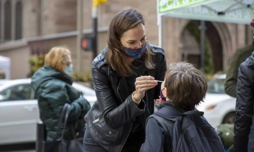 Κορονοϊός: Έτσι θα καταλάβετε πως νοσείτε με την μετάλλαξη Όμικρον – Αυτό είναι το πρώτο σύμπτωμα