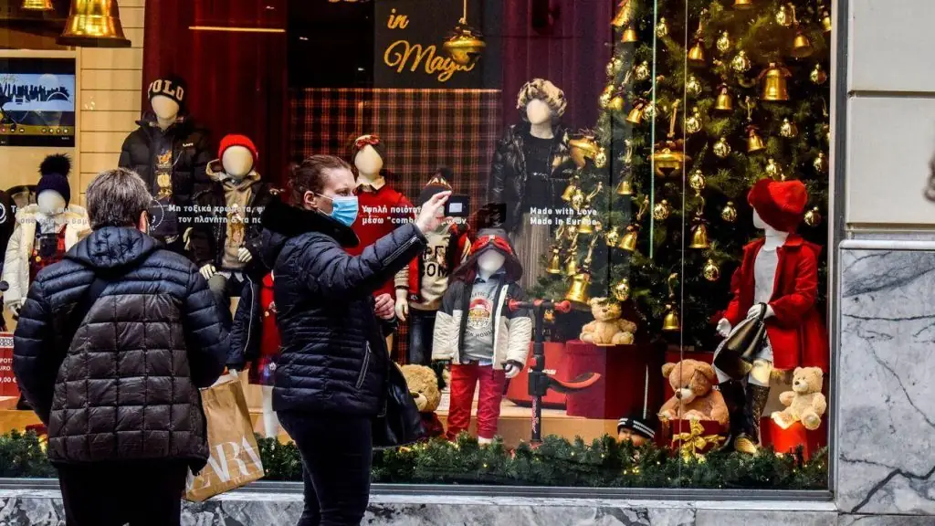 Εορταστικό ωράριο καταστημάτων 2021: Τι ώρα ανοίγουν και τι ώρα θα κλείνουν τα μαγαζιά