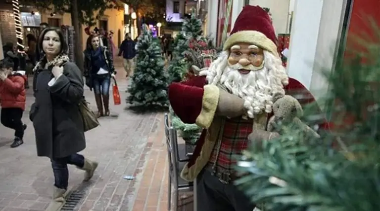 Εορταστικό ωράριο καταστημάτων: Τι ώρα κλείνουν σήμερα (19/12) μαγαζιά και σούπερ μάρκετ