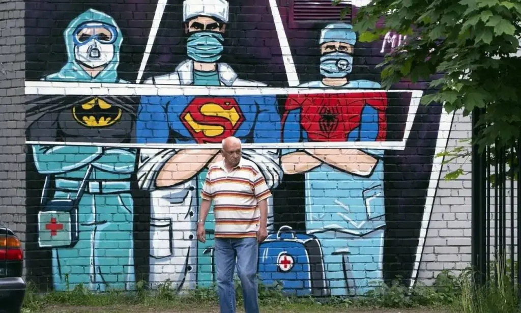 Μετάλλαξη Όμικρον: Tο περίεργο σύμπτωμα που εμφανίζεται μόνο τη νύχτα