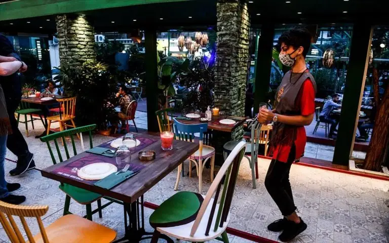 Αυτά τα μέτρα θα πάρει η κυβέρνηση τα Χριστούγεννα 2021: Πώς θα κάνουμε ρεβεγιόν