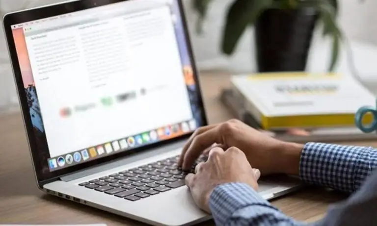 Αυτό είναι το μέλλον: Κολοσσός απειλεί με απόλυση ανεμβολίαστους υπαλλήλους