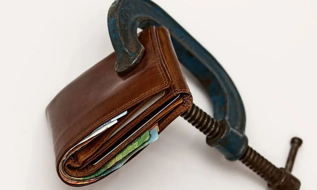 Δεν είναι φάρσα: Σε ποιους κόβει στο… μισό τα χρέη η Εφορία