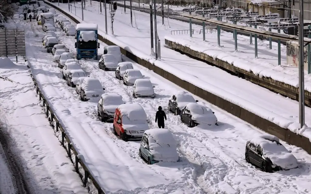 Καιρός: Χιόνια «πνίγουν» την Ελλάδα – Σε λίγες ημέρες φτάνουν