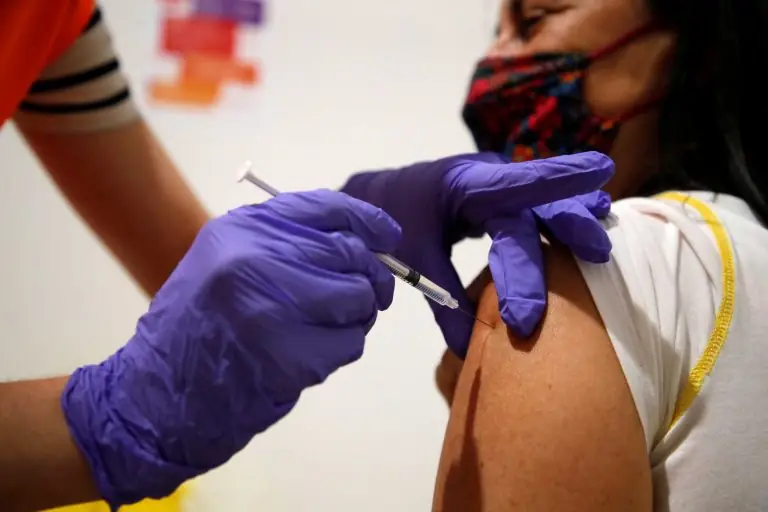 Εμβολιασμένοι εργαζόμενοι: Τι ισχύει με rapid test και pcr για να γυρίσουν στη δουλειά