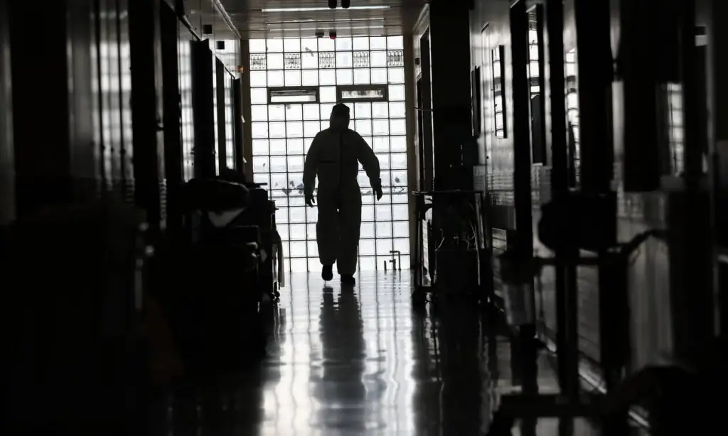 Το ύπουλο σύμπτωμα της μετάλλαξης Όμικρον – Πώς θα καταλάβετε ότι νοσείτε