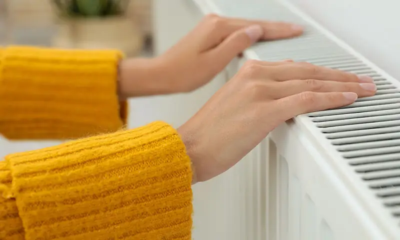 Προσοχή αν έχετε διαρκώς παγωμένα δάχτυλα: Τι δείχνει για την υγεία σας