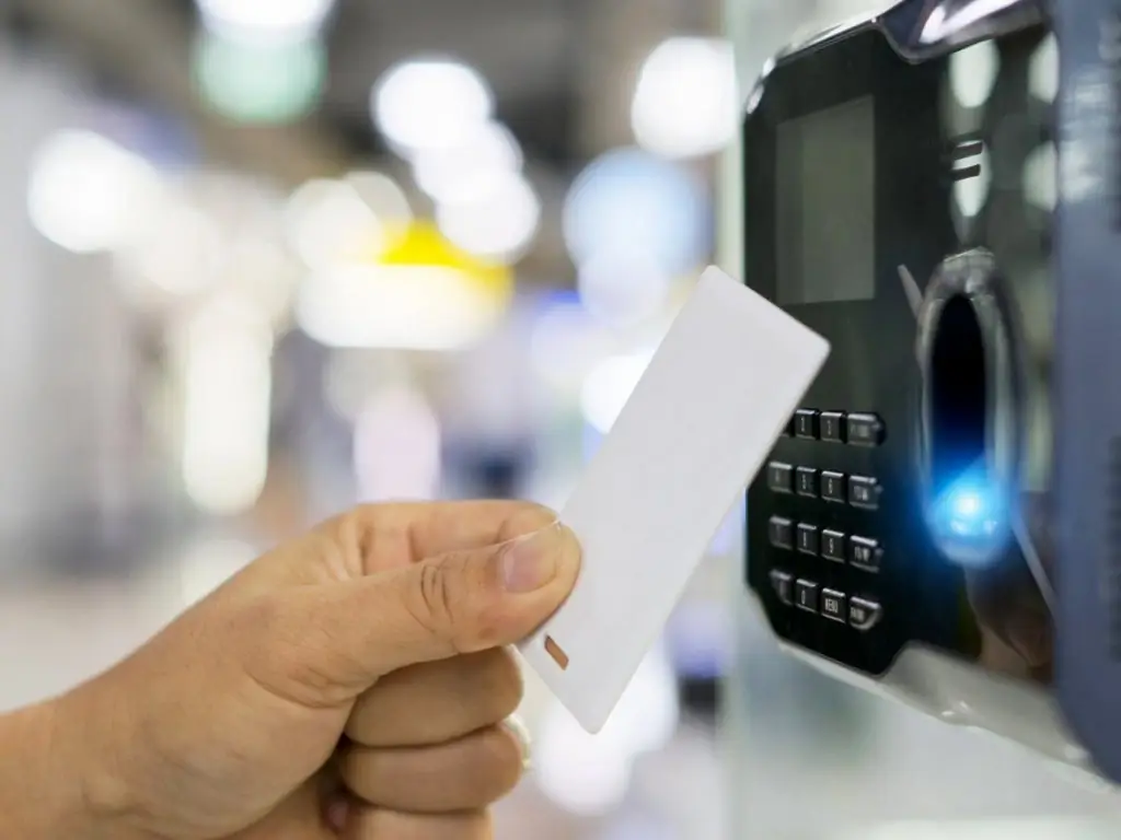 Ψηφιακή κάρτα εργασίας: «Τσιπάκι» σε όλους τους εργαζόμενους από τον Ιούνιο