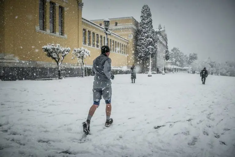 Έκτακτο δελτίο ΕΜΥ: Χιόνια και στο κέντρο της Αθήνας – Πού και πότε θα το στρώσει