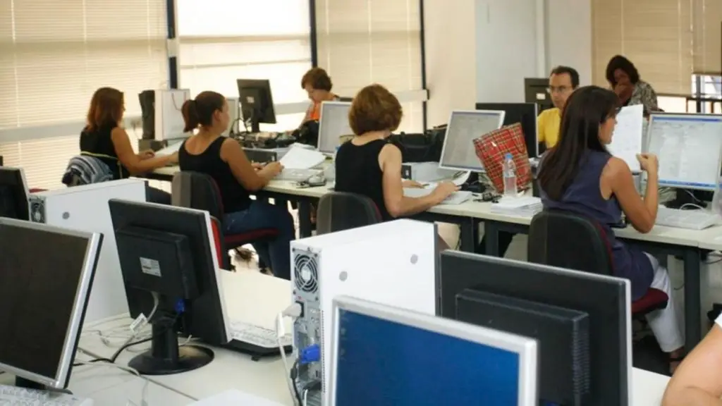 «Σφαγή» στους μισθούς των υπαλλήλων: Πόσα χάνουν οι εργαζόμενοι ανά κλάδο