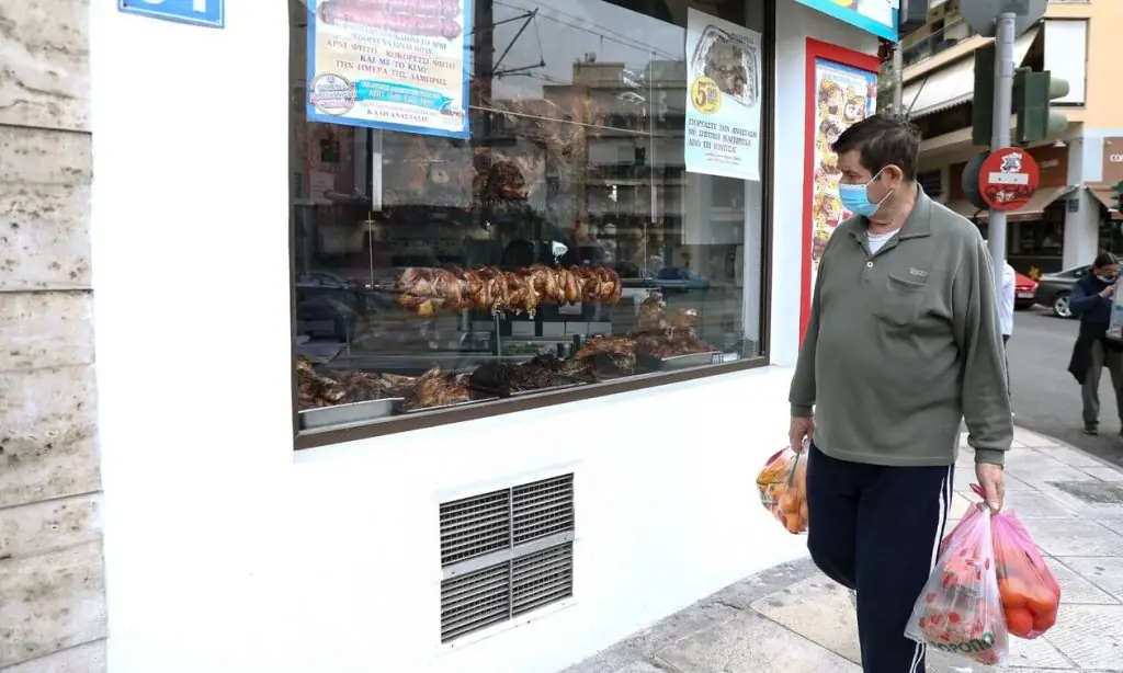 Εγκεφαλικό στις σούβλες: «Θησαυρός» το αρνί, πόσο κοστίζει το κιλό