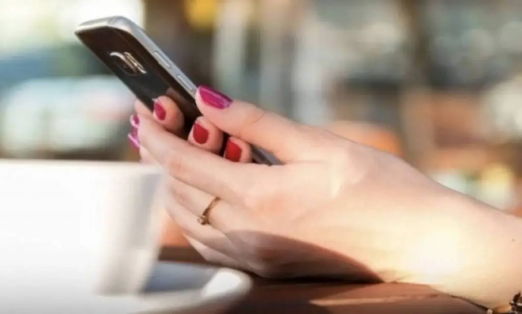 Κινητή τηλεφωνία: Έτσι μας κλέβουν οι εταιρείες – Τι δεν θέλουν να ξέρουμε