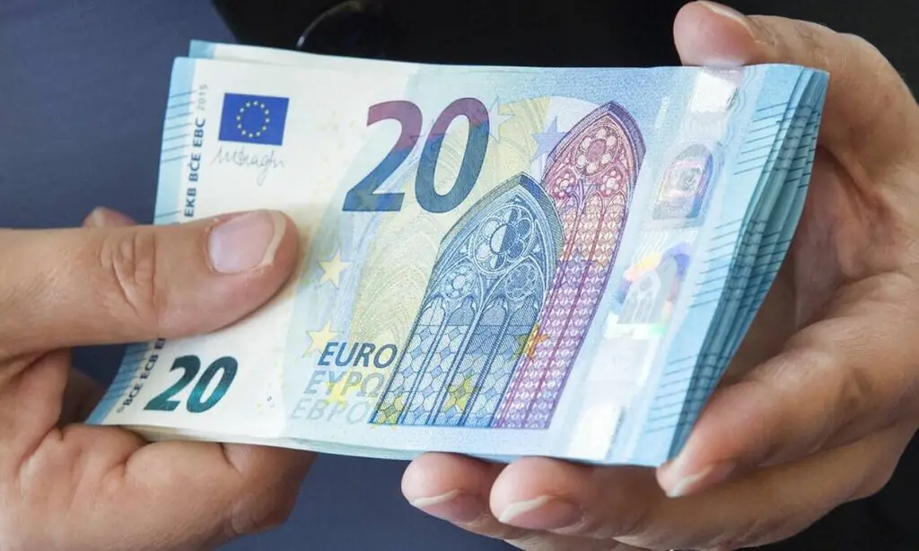 Επίδομα 300 ευρώ: Ποιοι μπορούν να το πάρουν άμεσα