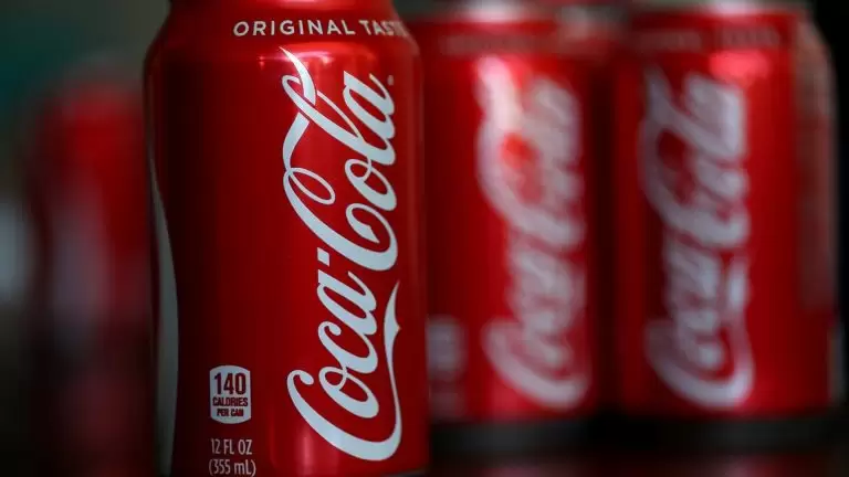 Coca Cola: Σε κατάσταση… νευρικού κλονισμού – Ανακαλεί εκατομμύρια αναψυκτικά