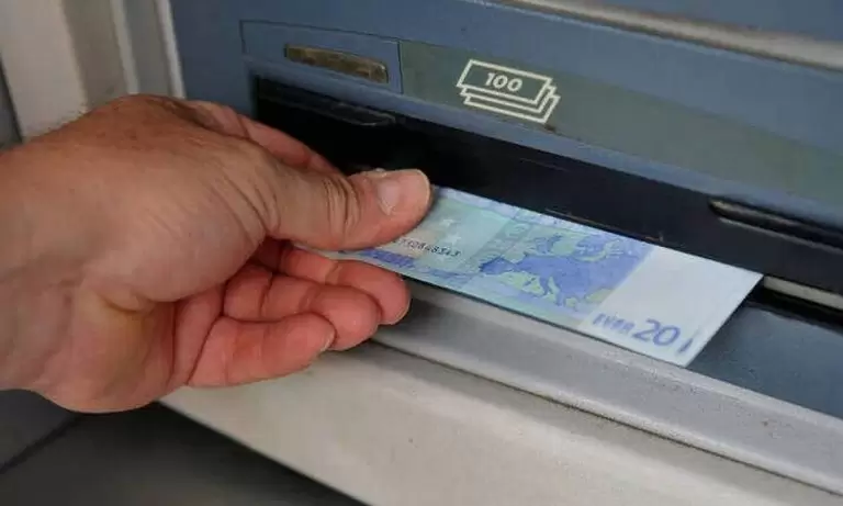 Δεν θα υπάρχουν πια; «Ξηλώνουν» τα ΑΤΜ οι τράπεζες – Ποιος ο λόγος