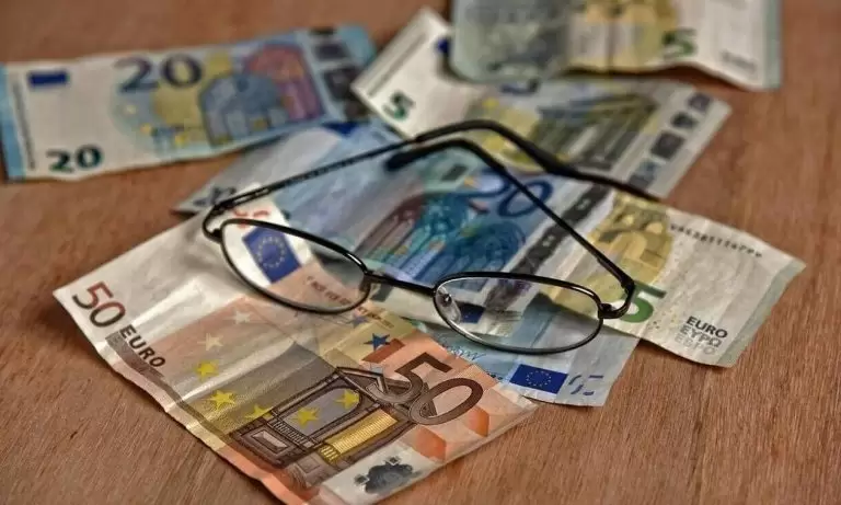 Εφορία: Πώς το Skroutz και το Efood έγιναν… σύμμαχοί της