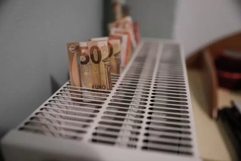 Ανατροπή: Νέες τιμές και νέα επιδόματα για πετρέλαιο, ρεύμα, φυσικό αέριο