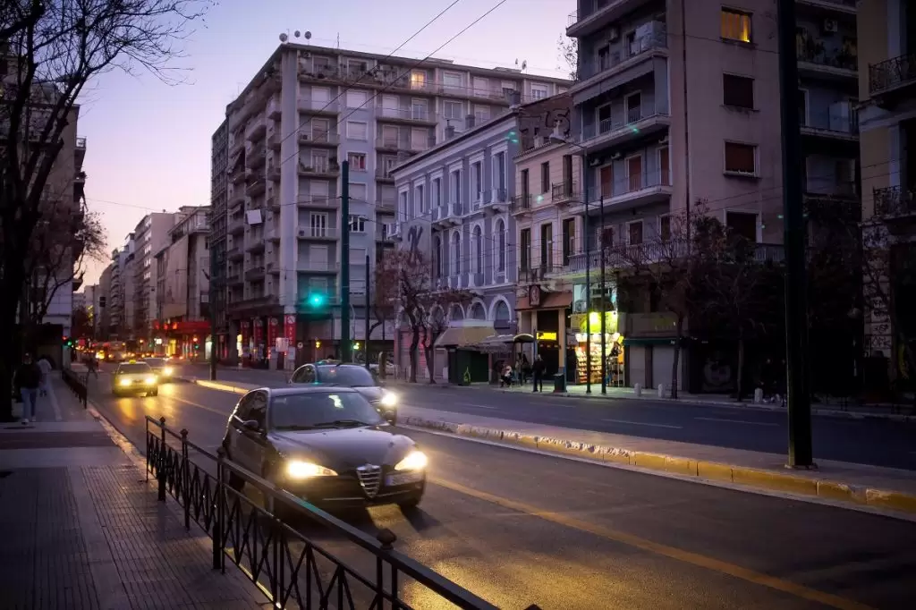 Νυχτερινό ρεύμα: Το νέο ωράριο και οι ώρες αιχμής που σβήνουμε τις συσκευές