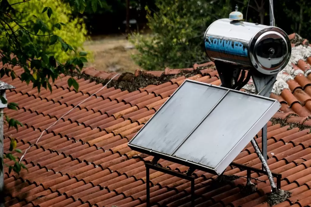 Ηλιακός θερμοσίφωνας: Επιδότηση μέσα στο 2022 – Αυτό είναι το σχέδιο