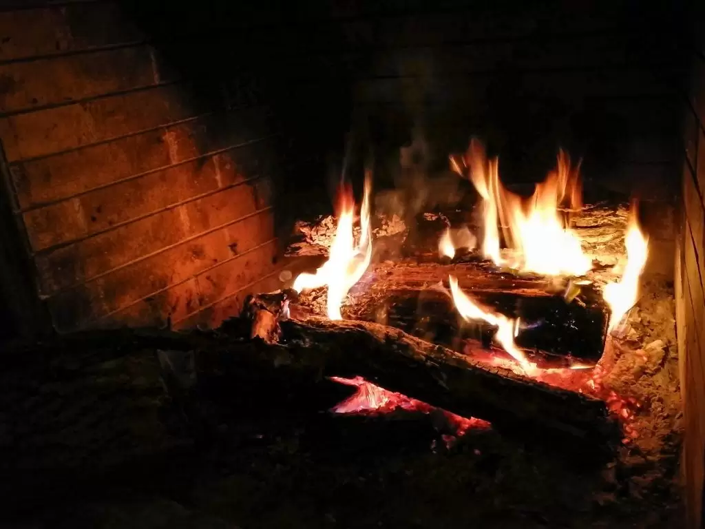 Τέλος τα καυσόξυλα – Ανακοινώνουν Χριστούγεννα χωρίς τζάκι