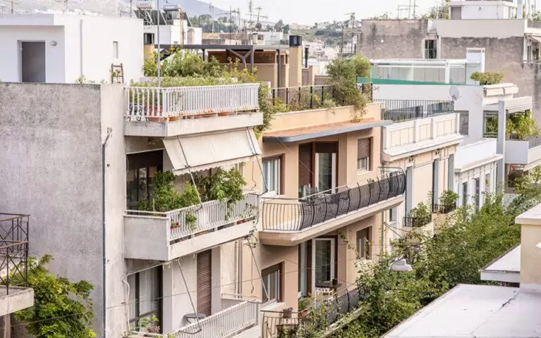 Ακίνητα: Σκάνδαλο! Τα δίνουν τζάμπα στους ξένους – Απελπισία για τους Έλληνες