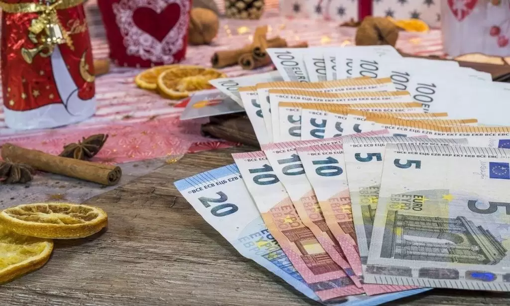 Δώρο Χριστουγέννων 2022: Πότε καταβάλλεται – Υπολογίστε ΕΔΩ πόσα χρήματα θα πάρετε