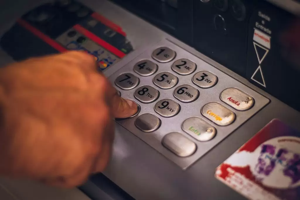 Τράπεζες: Οι νέες χρεώσεις από τα ATM