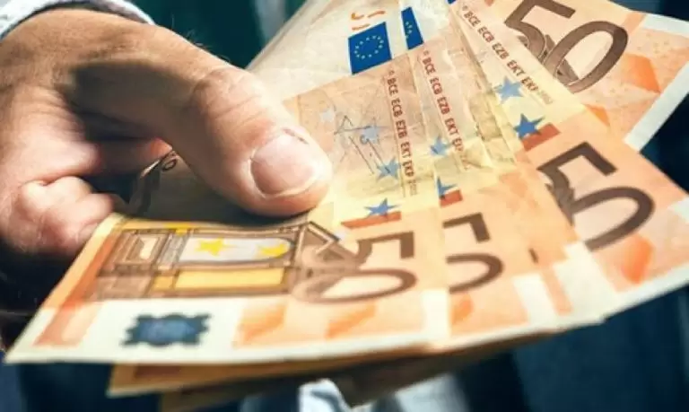 Ποιοι δικαιούνται διπλό επίδομα έως 854 ευρώ πριν από τα Χριστούγεννα: Οι προϋποθέσεις