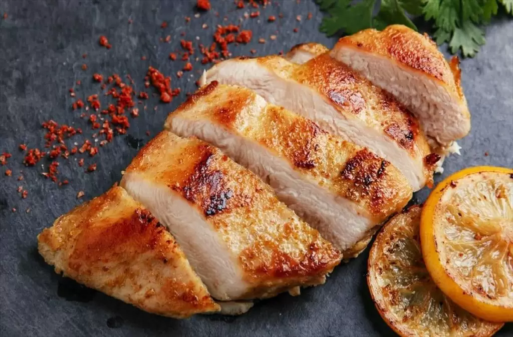 Προσοχή: Το ολέθριο λάθος με το κοτόπουλο στο ψυγείο που κάνουμε όλοι – Τι πρέπει να ξέρετε