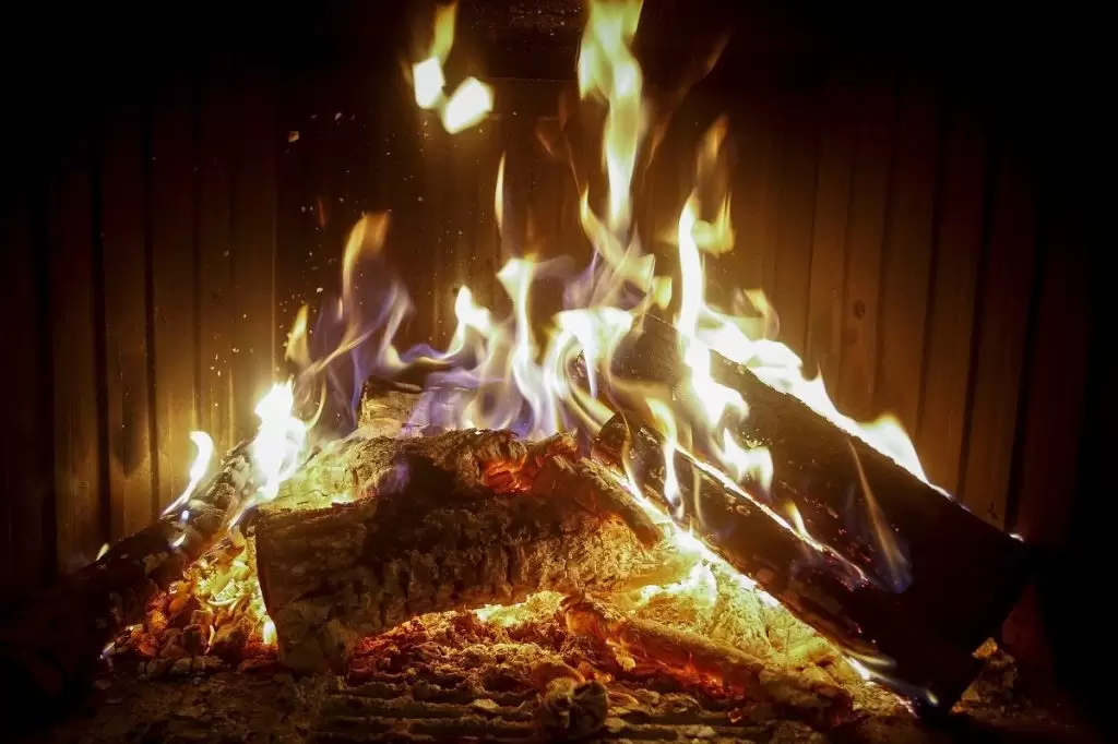 3 εύκολοι τρόποι να ανάψετε το τζάκι αποτελεσματικά