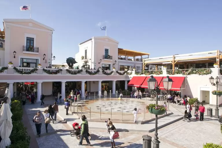 «Βόμβα»: Πουλήθηκε το ΜcArthurGlen στα Σπάτα – Αυτός είναι ο νέος ιδιοκτήτης του εκπτωτικού χωριού