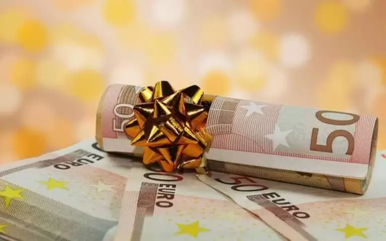 Eπίδομα Χριστουγέννων 2022: Ποιοι θα πάρουν τα 500 ευρώ – Οι έξι κατηγορίες
